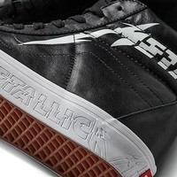 Adalah sneakers tinggi model Sk8-hi dari koleksi kolaborasi Vans dengan band heavy metal, Metallica. Kolaborasi ini merupakan kali ketiga antara keduanya, setelah proyek pertama mereka pada 2013 untuk merayakan 20 tahun Metallica. Di situs Vans, sneakers seharga US$ 95 atau Rp 1,3 juta ini sudah habis terjual sejak rilis 16 Februari 2018 lalu. (Foto: Dok. Vans x Metallica)