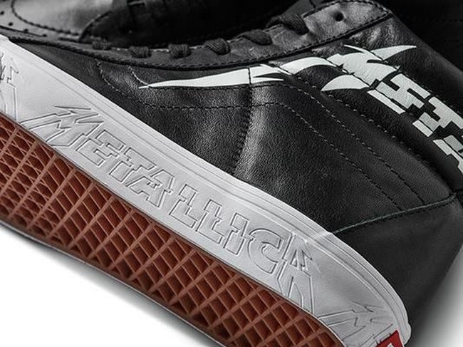 Adalah sneakers tinggi model Sk8-hi dari koleksi kolaborasi Vans dengan band heavy metal, Metallica. Kolaborasi ini merupakan kali ketiga antara keduanya, setelah proyek pertama mereka pada 2013 untuk merayakan 20 tahun Metallica. Di situs Vans, sneakers seharga US$ 95 atau Rp 1,3 juta ini sudah habis terjual sejak rilis 16 Februari 2018 lalu. (Foto: Dok. Vans x Metallica)