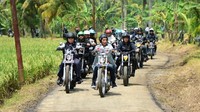 Basuki tampak seperti pemotor pro, mengenakan kaca mata hitam dan jaket rompi berwarna hitam. Dok. Kementerian PUPR.