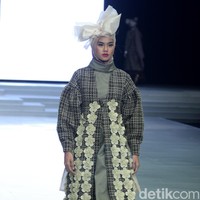 Koleksi terbaru ETU by Restu Anggraini ini dengan mengangkat tema Poetic Breeze di Indonesia Fashion Week 2018, Jakarta Convention Center. Sabtu [31/3/2018]. [Foto: mohammad Abduh/Wolipop]