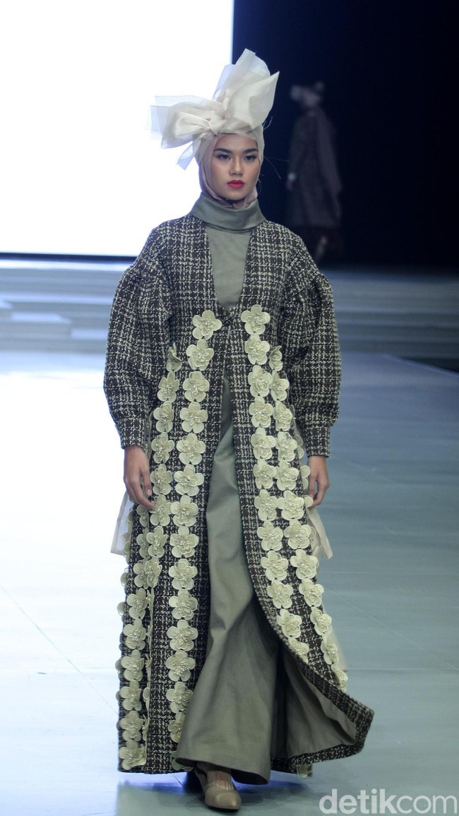 Koleksi terbaru ETU by Restu Anggraini ini dengan mengangkat tema Poetic Breeze di Indonesia Fashion Week 2018, Jakarta Convention Center. Sabtu [31/3/2018]. [Foto: mohammad Abduh/Wolipop]