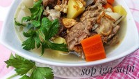 Wah, sop iga tina_komara ini lengkap banget ya! Potongan iganya berlimpah dengan irisan kentang, wortel dan taburan bawang goreng. Nyam nyamm! Foto: Instagram tina_komara