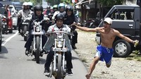 Memakai jaket denim biru muda, Jokowi tampil bak tokoh film Dilan 1990. Menggeber Chopperland warna emas miliknya, Jokowi keluar istana menunggangi kendaraan roda dua kesayangannya itu. Foto: ANTARA FOTO/Puspa Perwitasari