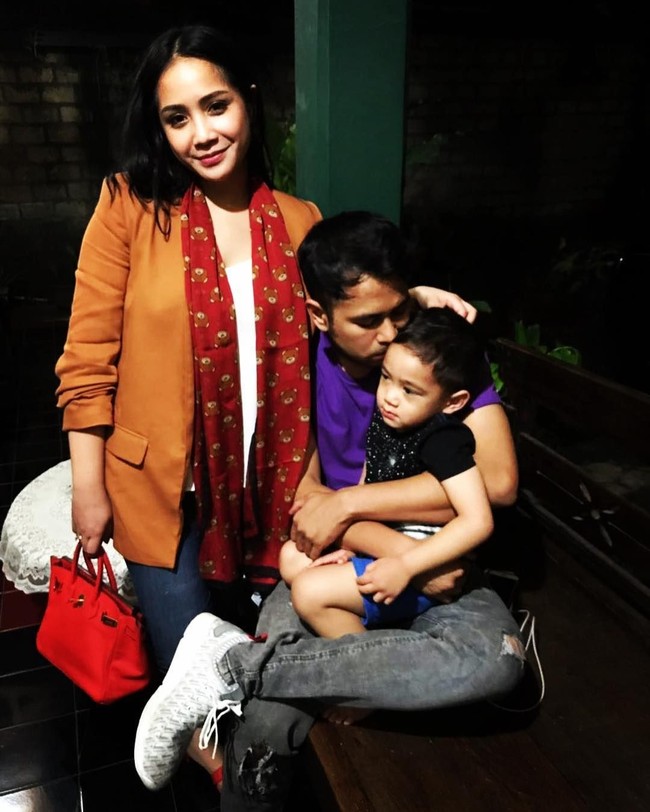 Tampil mesra bersama sang suami Raffi Ahmad dan putra mereka, Rafathar, Nagita Slavina menenteng tas Hermes Birkin berwarna merah yang harganya mencapai US$ 20.950 atau sekitar Rp 288,5 juta. Foto: Instagram