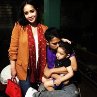 Tampil mesra bersama sang suami Raffi Ahmad dan putra mereka, Rafathar, Nagita Slavina menenteng tas Hermes Birkin berwarna merah yang harganya mencapai US$ 20.950 atau sekitar Rp 288,5 juta. Foto: Instagram