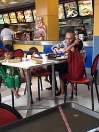 Melihat Anak Pengemis Dibelikan Makan Siang, Pria Filipina Ini Terharu Dengar Kisahnya