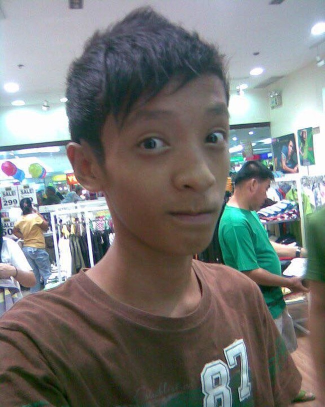 Pengguna Facebook dengan nama akun Ernest John Dimayacyac mencuri atensi setelah ia mengunggah foto-foto transformasi dirinya. Pada postingan itu terlihat bahwa pada masa remaja, Ernest memiliki warna kulit hitam yang dianggap banyak orang dirinya dekil. Foto: Facebook