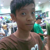 Pengguna Facebook dengan nama akun Ernest John Dimayacyac mencuri atensi setelah ia mengunggah foto-foto transformasi dirinya. Pada postingan itu terlihat bahwa pada masa remaja, Ernest memiliki warna kulit hitam yang dianggap banyak orang dirinya dekil. Foto: Facebook