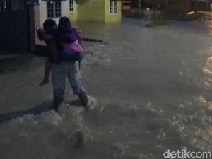 Banjir Landa 8 RT di Alam Barajo, Jambi