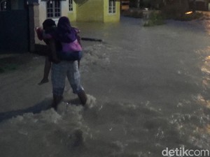 Banjir Landa 8 RT di Alam Barajo, Jambi