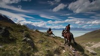 Ushuaia juga menawarkan wisata adventure, yakni mendaki Pegunungan Martial dan Pegunungan Olivia yang puncaknya tertutup salju. Bisa juga naik kuda! (Getty Images/Romulo Rejon/CNN Travel)