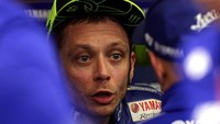 Lihatlah ekspresi Rossi seusai lomba. Rossi menyebut Marquez telah menghancurkan MotoGP. Foto: Marcos Brindicci/Reuters
