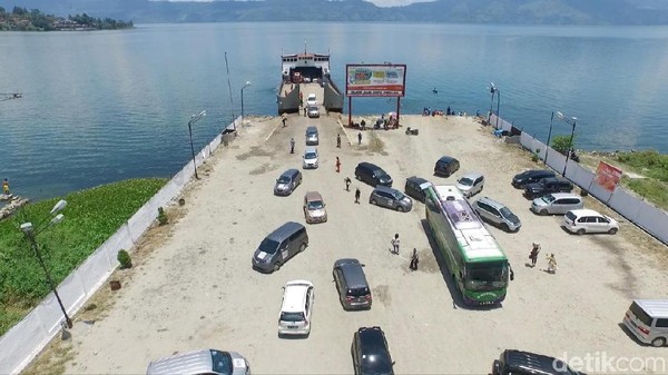 Pelabuhan Tomok bersatu dengan pasar yang jumlah pedagangnya tidak terlalu banyak (Okta Marfianto/detikTravel) Pelabuhan Tomok bersatu dengan pasar yang jumlah pedagangnya tidak terlalu banyak (Okta Marfianto/detikTravel)