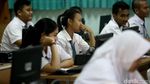 Siswa SMA Ikuti Ujian Nasional Hari Pertama