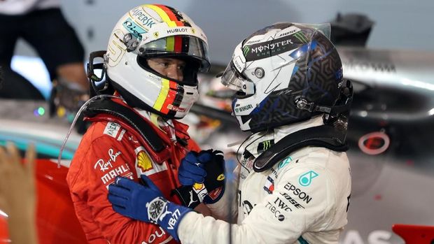 Sebastian Vettel berbicara dengan Valtteri Bottas usai balapan GP Bahrain.