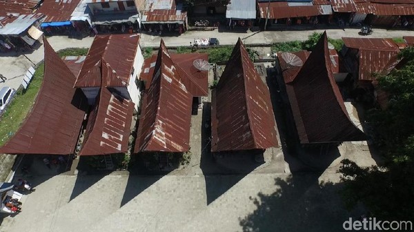 Rumah-rumah adat Batak Samosir terlihat dari atas. terlihat seperti rumah gadang ya (Okta Marfianto/detikTravel)