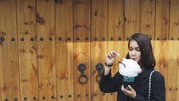 Dulu kecil mungil dan imut makanya dipanggil Dea Imut. Sekarang meskipun sudah dewasa, kayaknya Dea Annisa masih tetap imut nih. Apalagi saat minum minuman dengan cotton candy ini. Foto: Instagram