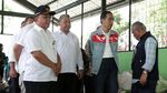 Gaya Mendes Dampingi Jokowi Tinjau Padat Karya