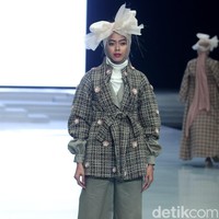 Koleksi terbaru ETU by Restu Anggraini ini dengan mengangkat tema Poetic Breeze di Indonesia Fashion Week 2018, Jakarta Convention Center. Sabtu [31/3/2018]. [Foto: mohammad Abduh/Wolipop]
