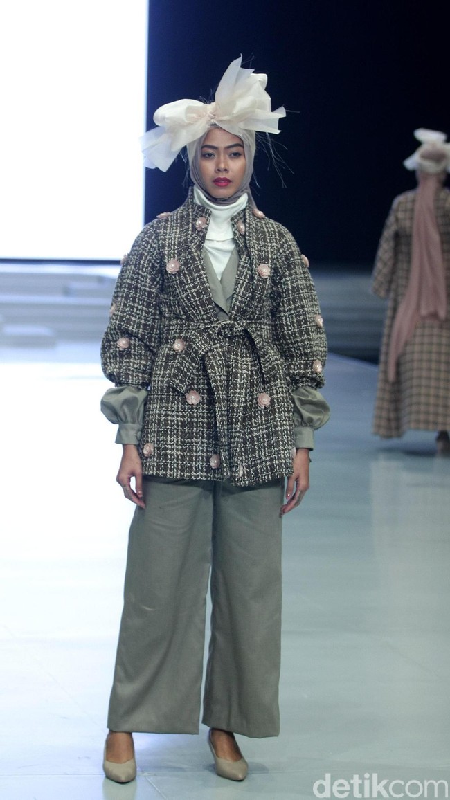 Koleksi terbaru ETU by Restu Anggraini ini dengan mengangkat tema Poetic Breeze di Indonesia Fashion Week 2018, Jakarta Convention Center. Sabtu [31/3/2018]. [Foto: mohammad Abduh/Wolipop]