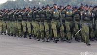 Upacara HUT TNI AU ke-72 tersebut digelar di Taxy Way Echo Lanud Halim Perdanakusuma, Jakarta Timur, Senin (9/4/2018).