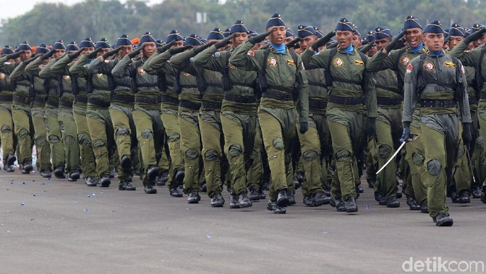HUT TNI AU ke-72 juga diramaikan dengan parade pasukan dan alutsista. Parade tersebut sekaligus menutup kemeriahan upacara.