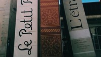 Bibliotheque Mejanes punya pintu masuk berbentuk 3 buku raksasa. Buku-buku tersebut adalah karya populer Antoine de Saint-Exupery, Le Petit Prince atau Pangeran Kecil, buku Albert Camus berjudul LEtranger (The Outsider), dan kumpulan tulisan Moliere. (gb_globetrotting/Instagram)
