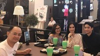 Kali ini keluarga Devano lengkap. Masakan Korea jadi menu makan malam mereka. Duh, senyum manis pria berusia 23 tahun itu pasti bikin netizen gagal fokus. Foto: Instagram @indhrdv