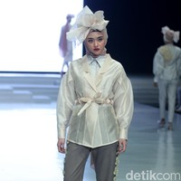 Koleksi terbaru ETU by Restu Anggraini ini dengan mengangkat tema Poetic Breeze di Indonesia Fashion Week 2018, Jakarta Convention Center. Sabtu [31/3/2018]. [Foto: mohammad Abduh/Wolipop]