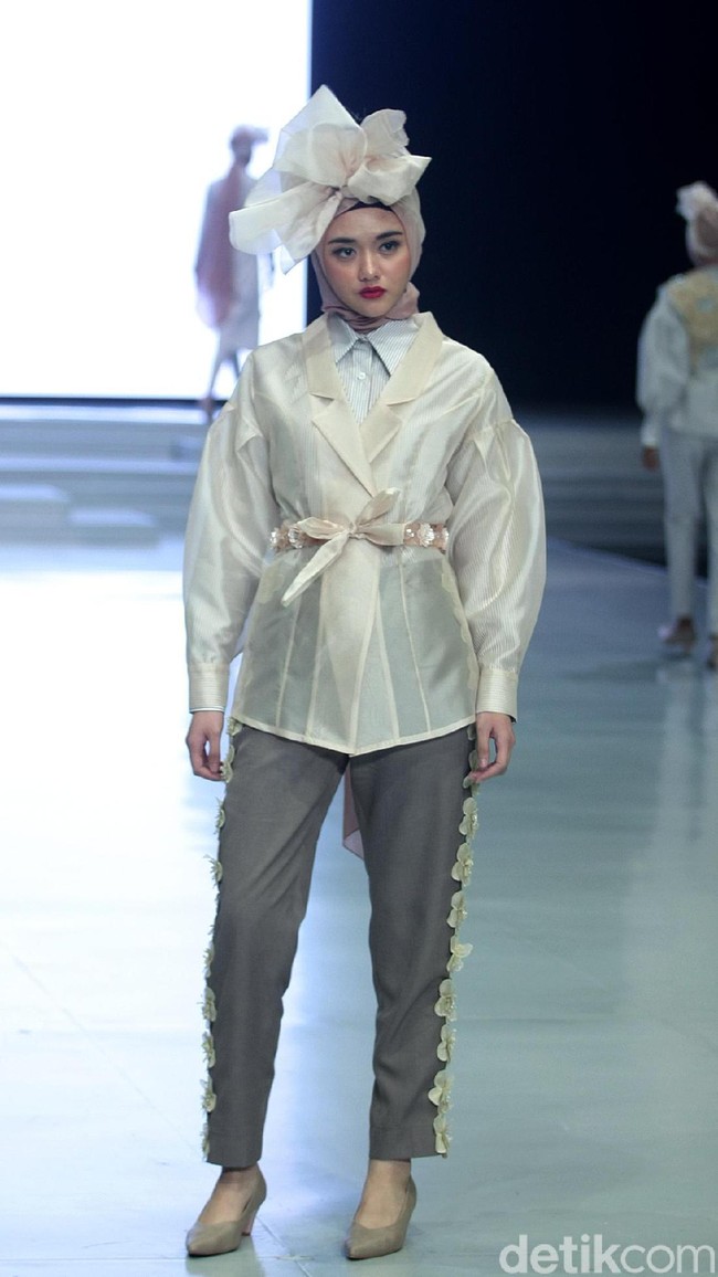 Koleksi terbaru ETU by Restu Anggraini ini dengan mengangkat tema Poetic Breeze di Indonesia Fashion Week 2018, Jakarta Convention Center. Sabtu [31/3/2018]. [Foto: mohammad Abduh/Wolipop]