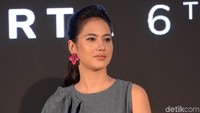 Ia tampil menawan dengan busana berwarna abu-abu di acara tersebut. Pool/Noel/detikFoto.