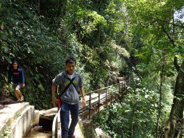 Jalur yang dilewati untuk mencapai Curug Lawe cukup bervariasi. Ada aliran irigasi, jembatan kayu, hingga menyeberangi sungai, Curug Lawe dikelilingi tebing (Tri VidyaTomo/dTraveler) Jalur yang dilewati untuk mencapai Curug Lawe cukup bervariasi. Ada aliran irigasi, jembatan kayu, hingga menyeberangi sungai, Curug Lawe dikelilingi tebing (Tri VidyaTomo/dTraveler)