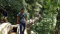 Jalur yang dilewati untuk mencapai Curug Lawe cukup bervariasi. Ada aliran irigasi, jembatan kayu, hingga menyeberangi sungai, Curug Lawe dikelilingi tebing (Tri VidyaTomo/dTraveler)