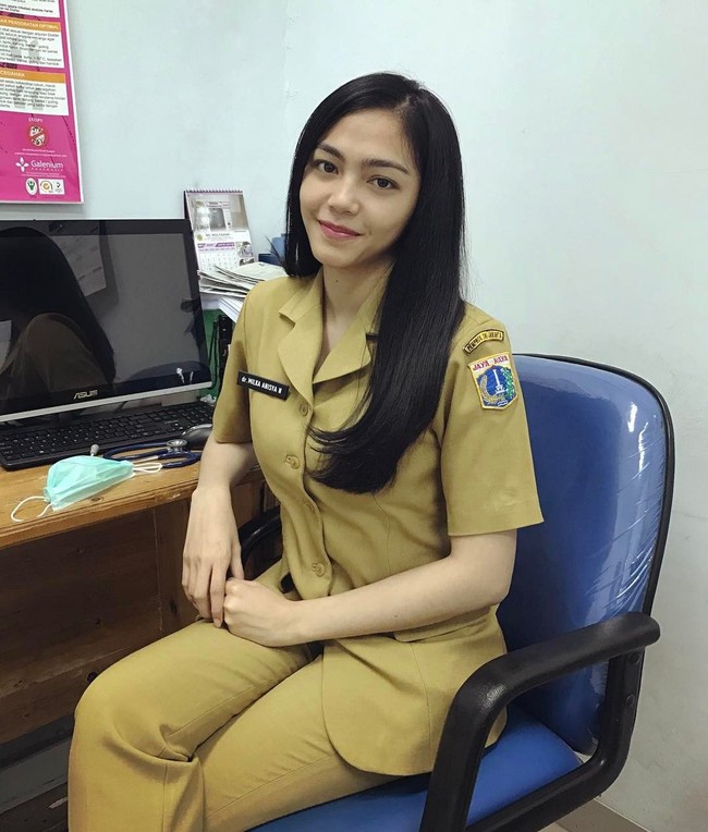 Milka Anisya merupakan seorang dokter cantik yang bekerja di sebuah puskesmas. Foto: Instagram