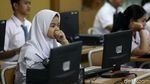 Siswa SMA Ikuti Ujian Nasional Hari Pertama