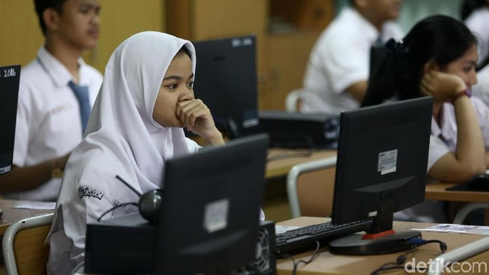 Pelaksanaan Ujian Nasional SMA hari pertama Senin (9/4) berjalan lancar. Sejumlah siwa mengikuti Ujian Nasional berbasis komputer.
