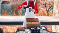 Siapa nggak mau sarapann dengan pemandangan ini? Jamie menikmatinya di Jepang dengan pemandangan Danau Kawaguchiko dan Gunung Fuji. Terlihat ada sushi dalam menu sarapannya. Foto: Instagram ec24m