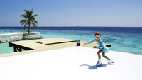 Resor Jumeirah Vittaveli membuat arena ice skating buatan di pinggir pantai, namanya Ice Ice Maybe... (Jumeirah Vittaveli/CNN)