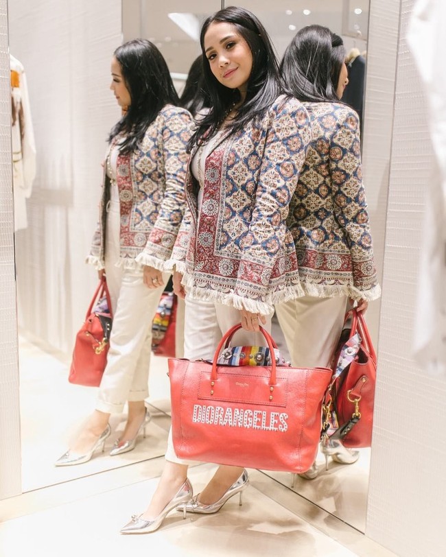 Nagita Slavina yang sukses menjalani aneka bisnis mulai dari fashion hingga kue kekinian itu tampak bergaya membawa tas terbaru dari brand Christian Dior. Tas berwarna merah dengan tulisan Diorangeles ini baru saja dirilis di butik Dior. Foto: Instagram