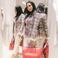 Nagita Slavina yang sukses menjalani aneka bisnis mulai dari fashion hingga kue kekinian itu tampak bergaya membawa tas terbaru dari brand Christian Dior. Tas berwarna merah dengan tulisan Diorangeles ini baru saja dirilis di butik Dior. Foto: Instagram