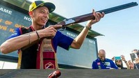 Valentino Rossi sebal betul setelah jatuh akibat disenggol Marc Marquez. Dari kejauhan, Rossi pun menembak Marquez. (Foto: Instagram)