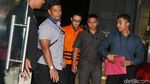 Tak Ada Senyum di Wajah Zumi Zola Saat Ditahan KPK