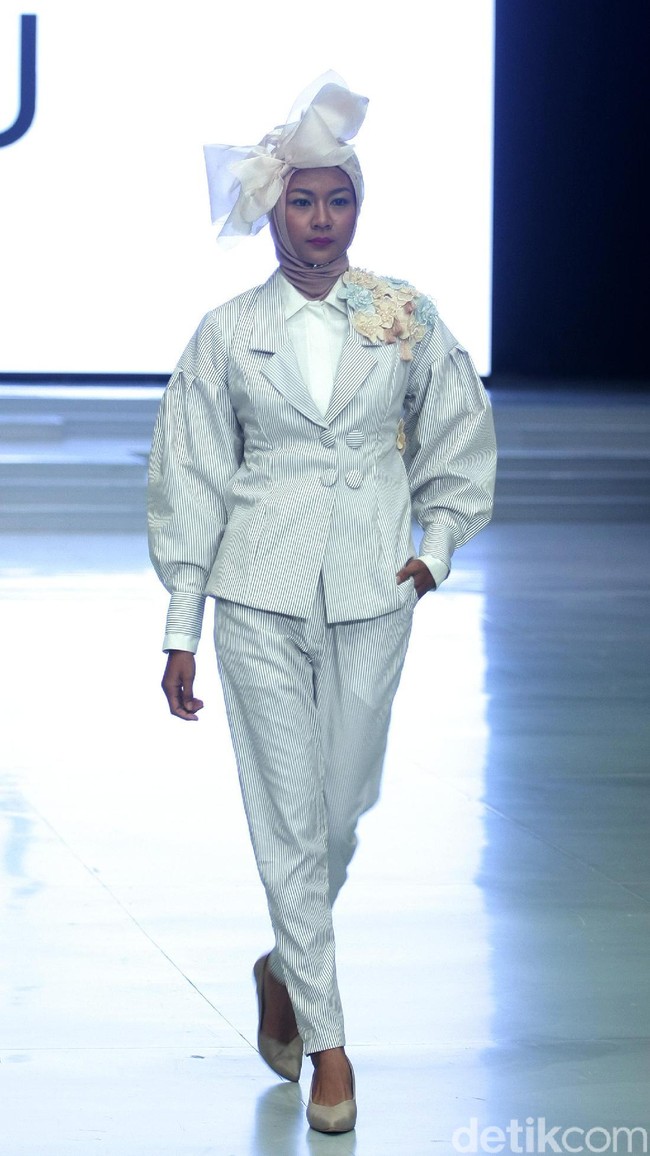 Koleksi terbaru ETU by Restu Anggraini ini dengan mengangkat tema Poetic Breeze di Indonesia Fashion Week 2018, Jakarta Convention Center. Sabtu [31/3/2018]. [Foto: mohammad Abduh/Wolipop]