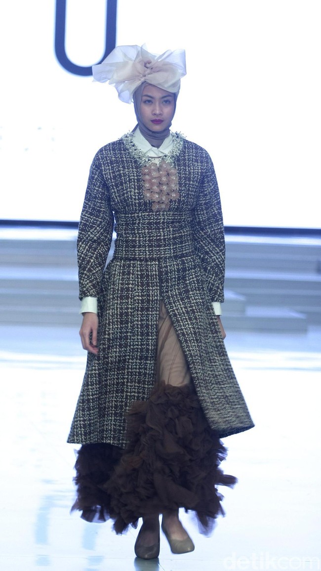 Koleksi terbaru ETU by Restu Anggraini ini dengan mengangkat tema Poetic Breeze di Indonesia Fashion Week 2018, Jakarta Convention Center. Sabtu [31/3/2018]. [Foto: mohammad Abduh/Wolipop]