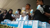 Polisi menunjukkan barang bukti