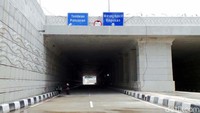 Underpass Mampang Kuningan sudah rapih secara konstruksi, hanya ada beberapa pekerja finishing yang dilakukan oleh pekerja.