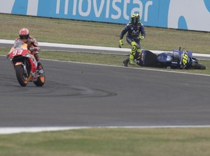 Di Video Ini Jelas Marquez Senggol Rossi Sampai Jatuh