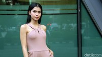 Seperti sang kakak, Dinda Syarif memilih menjadi transgender.