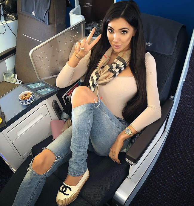 Chloe pun sukses di Instagramnya. Ia banyak menerima endorse. Wanita berambut panjang itu juga mengikuti reality TV Celebrity Big Brother di 2016. Foto: Instagram