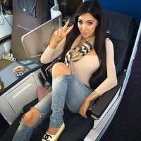 Chloe pun sukses di Instagramnya. Ia banyak menerima endorse. Wanita berambut panjang itu juga mengikuti reality TV Celebrity Big Brother di 2016. Foto: Instagram